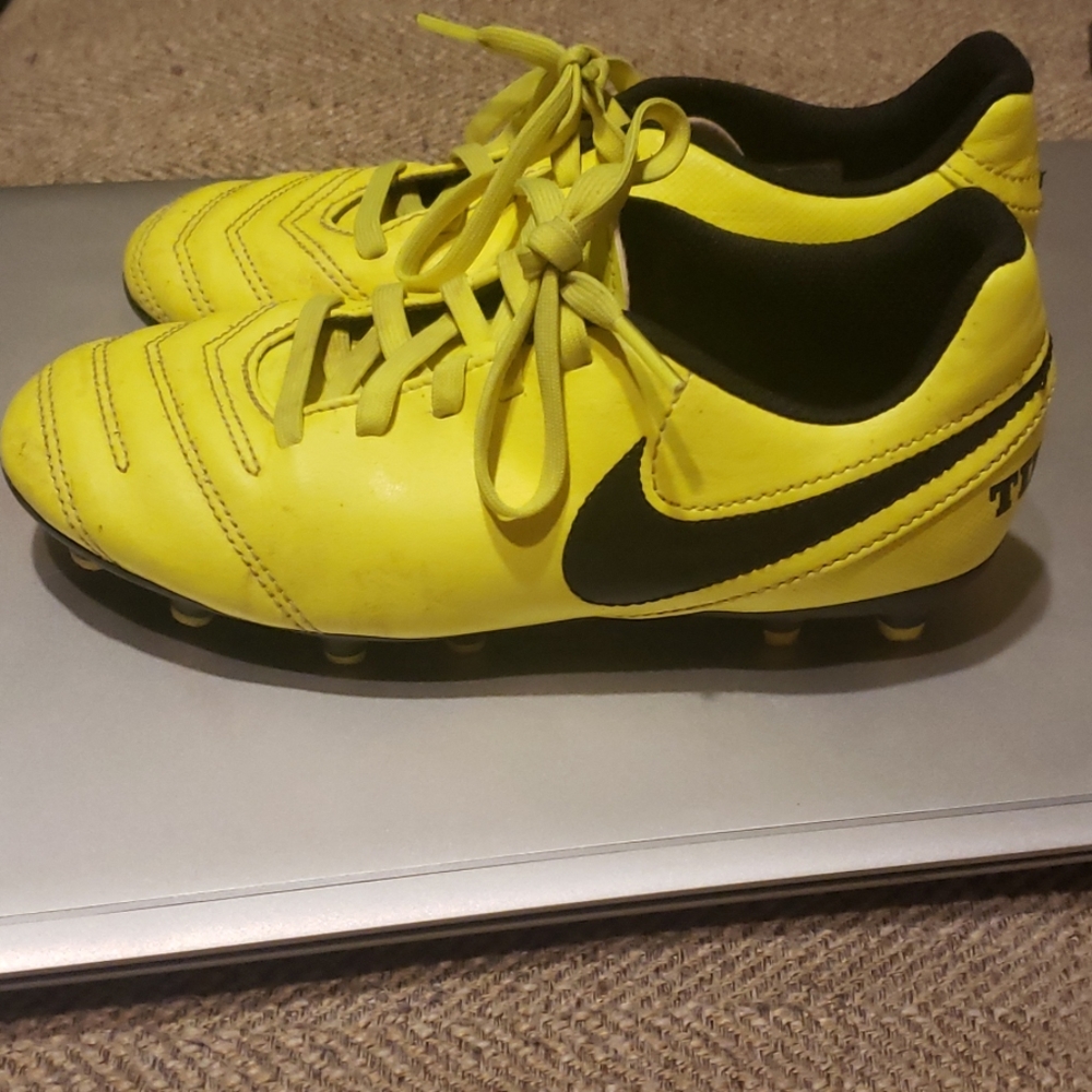 Nike tempo jr soccor cleats size 1 1/2